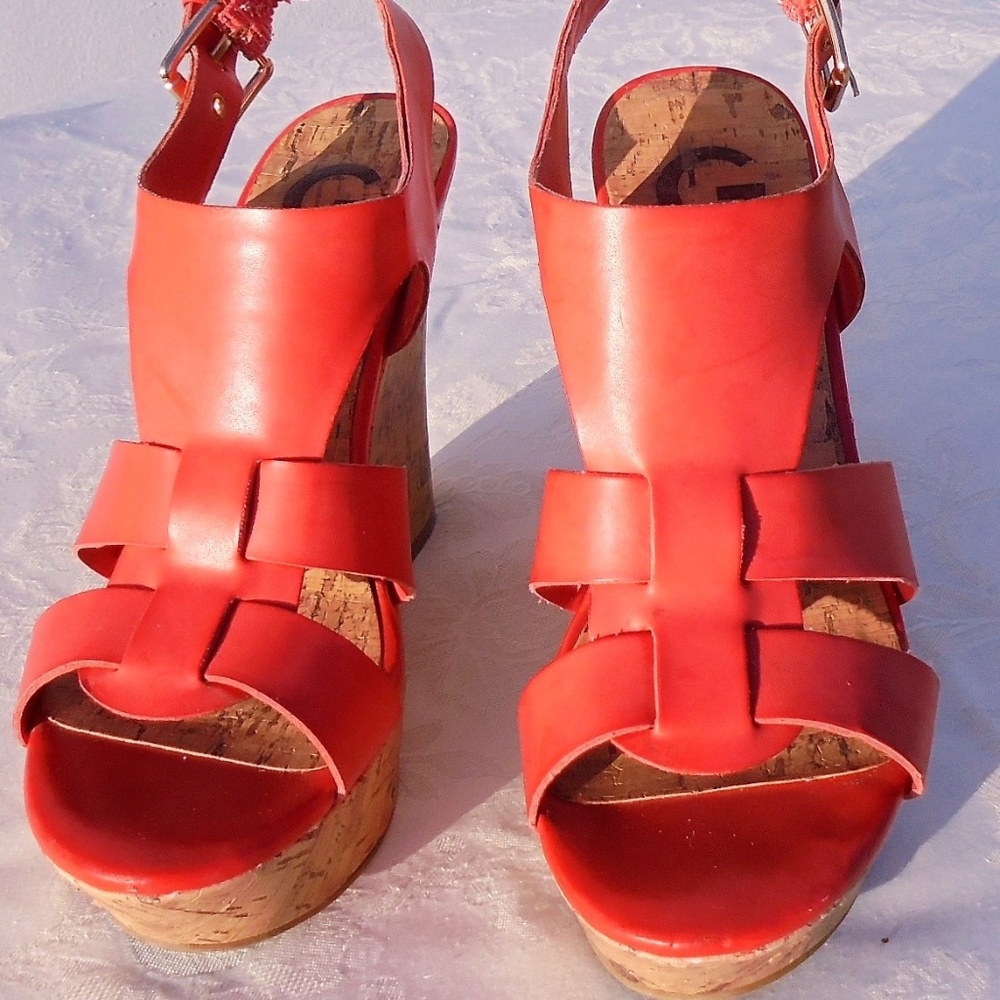 Guess coral wedge size 5.5